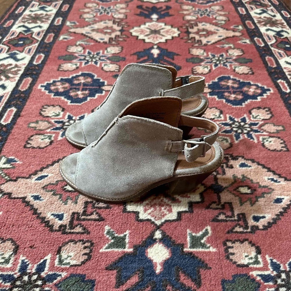 Frye Tan Suede Peep Toe Slingback Buckle Strap Ankle Bootie Heels Size 6 - Picture 4 of 16